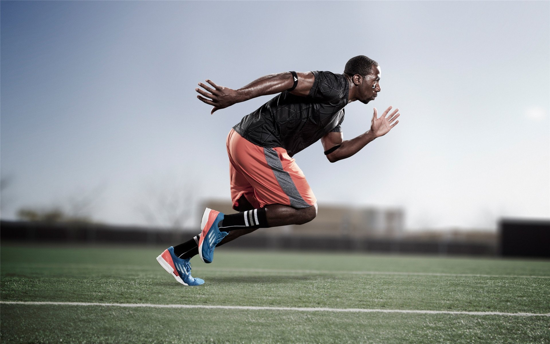 摩托车赛手冲刺段表现优异，团队策略获赞，摩托冲刺下载